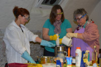 Seifenmachen 2015: Seifenexpertin Tanja Sagner (links) hilft Sandra Walther und Jutta Hofmann vom Verein EINST UND JETZT e.V. beim Zugeben der Lauge in die Seifenmischung. 