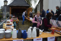 Vor der evangelischen Kirche versorgten fleißige Helfer die Besucher mit Kaffee, Kuchen und Bratwurst.