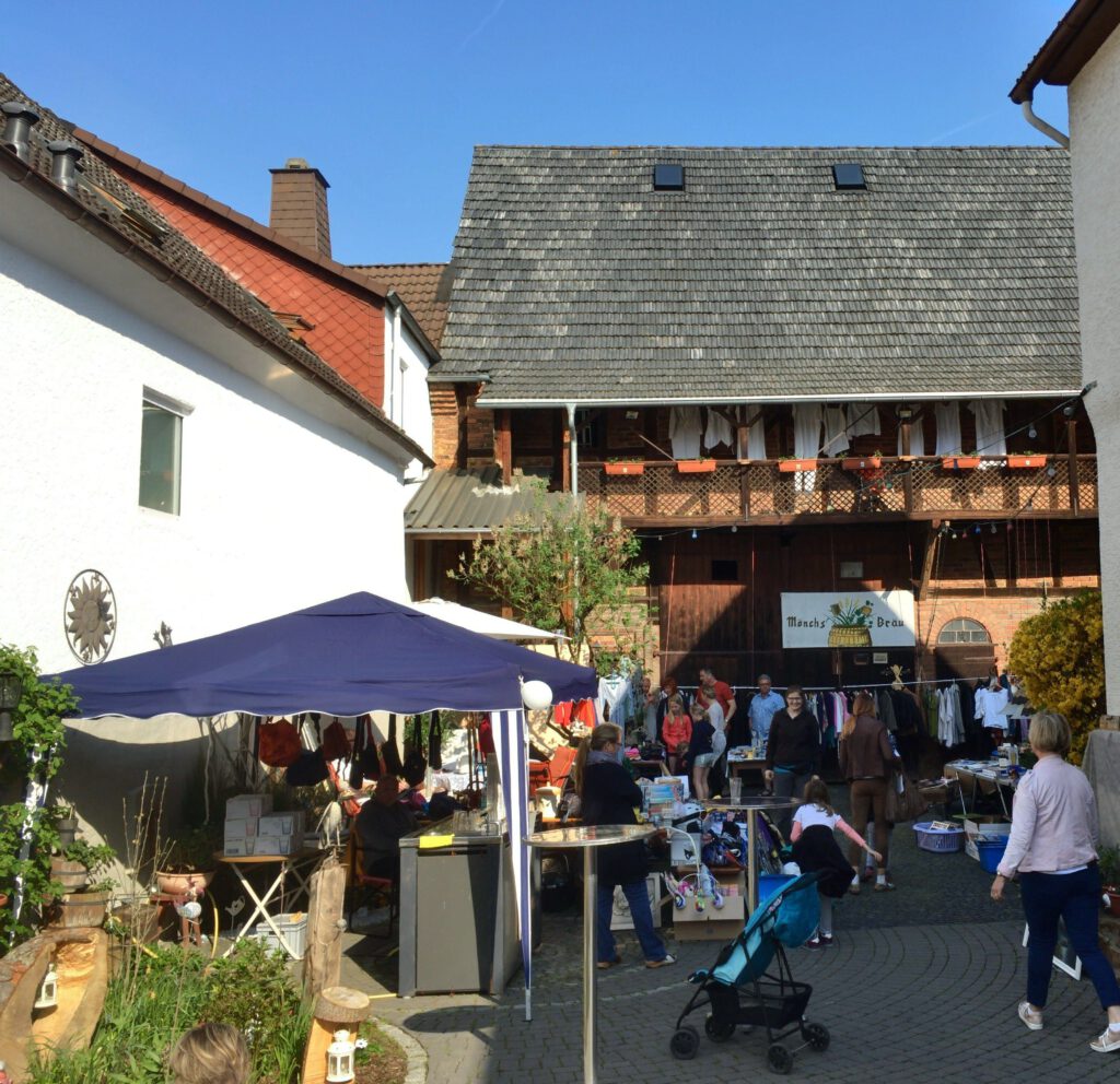 Wenn sich in Kirberg beim Höfe-Flohmarkt die sonst meist verschlossenen Hoftore öffnen, warten interessante Einblicke und jede Menge Schnäppchen auf die Besucher.