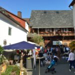 Wenn sich in Kirberg beim Höfe-Flohmarkt die sonst meist verschlossenen Hoftore öffnen, warten interessante Einblicke und jede Menge Schnäppchen auf die Besucher.