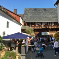Wenn sich in Kirberg beim Höfe-Flohmarkt die sonst meist verschlossenen Hoftore öffnen, warten interessante Einblicke und jede Menge Schnäppchen auf die Besucher.